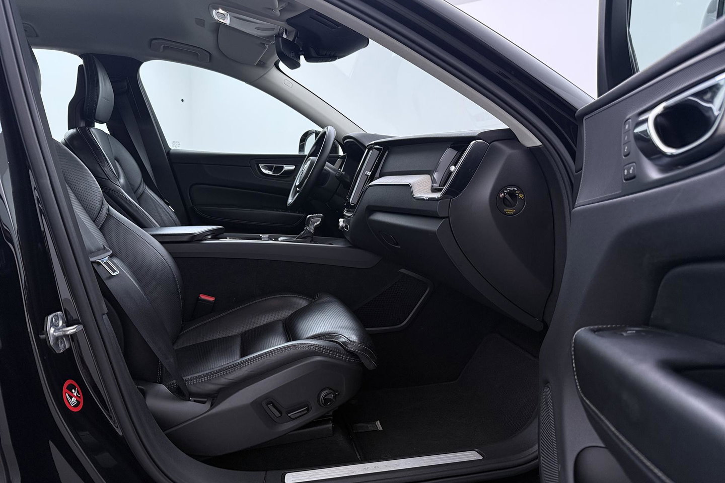 Volvo XC60 2.0 T5 AWD Inscription | Trekhaak | BLIS | Stoelventilatie en -verwarming | Memory | Keyless | Full LED | ACC