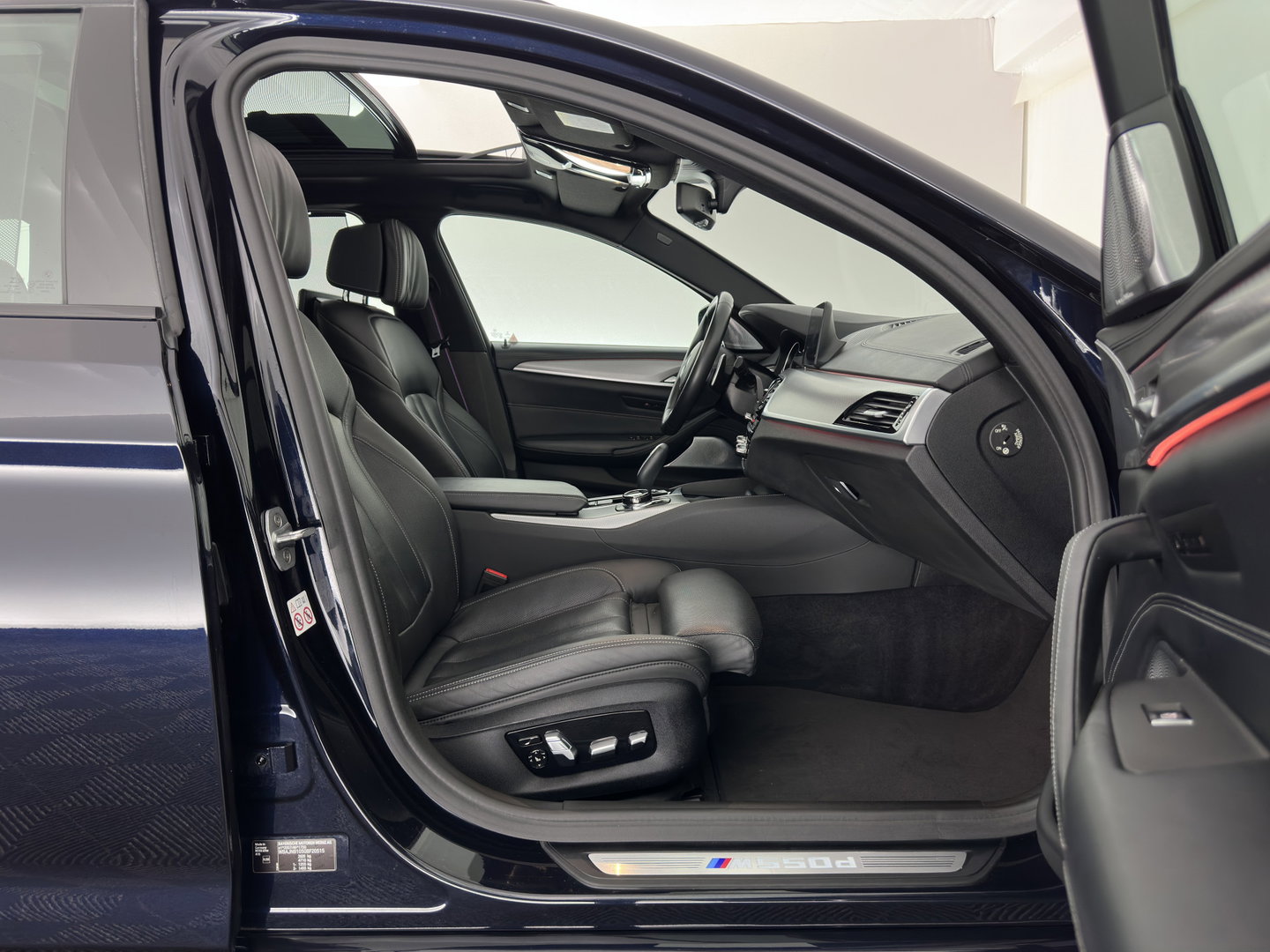 BMW 5 Serie Touring M550d xDrive High Executive (INCL-BTW) Aut. *PANO | HEAD-UP | LEATHER | BOWERS&WILKINS | ADAPTIVE-CRUISE | MASSAGE | TOP-VIEW | FULL-LED | BLIND-SPOT | MEMORY-PACK | DIGI-COCKPIT | HEATED-SPORTSEATS | KEYLESS | DAB+ | 2