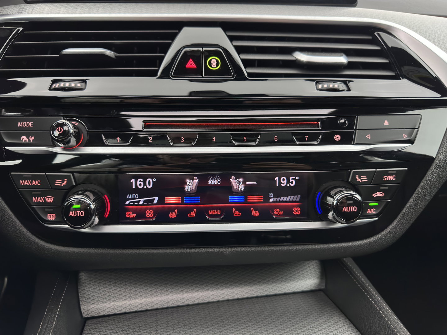 BMW 5 Serie Touring M550d xDrive High Executive (INCL-BTW) Aut. *PANO | HEAD-UP | LEATHER | BOWERS&WILKINS | ADAPTIVE-CRUISE | MASSAGE | TOP-VIEW | FULL-LED | BLIND-SPOT | MEMORY-PACK | DIGI-COCKPIT | HEATED-SPORTSEATS | KEYLESS | DAB+ | 2