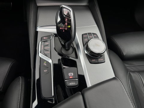 BMW 5 Serie Touring M550d xDrive High Executive (INCL-BTW) Aut. *PANO | HEAD-UP | LEATHER | BOWERS&WILKINS | ADAPTIVE-CRUISE | MASSAGE | TOP-VIEW | FULL-LED | BLIND-SPOT | MEMORY-PACK | DIGI-COCKPIT | HEATED-SPORTSEATS | KEYLESS | DAB+ | 2