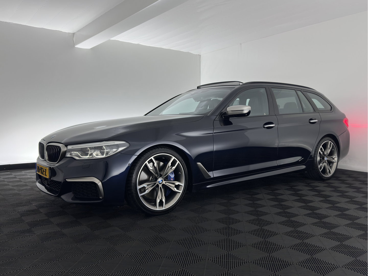 BMW 5 Serie Touring M550d xDrive High Executive (INCL-BTW) Aut. *PANO | HEAD-UP | LEATHER | BOWERS&WILKINS | ADAPTIVE-CRUISE | MASSAGE | TOP-VIEW | FULL-LED | BLIND-SPOT | MEMORY-PACK | DIGI-COCKPIT | HEATED-SPORTSEATS | KEYLESS | DAB+ | 2