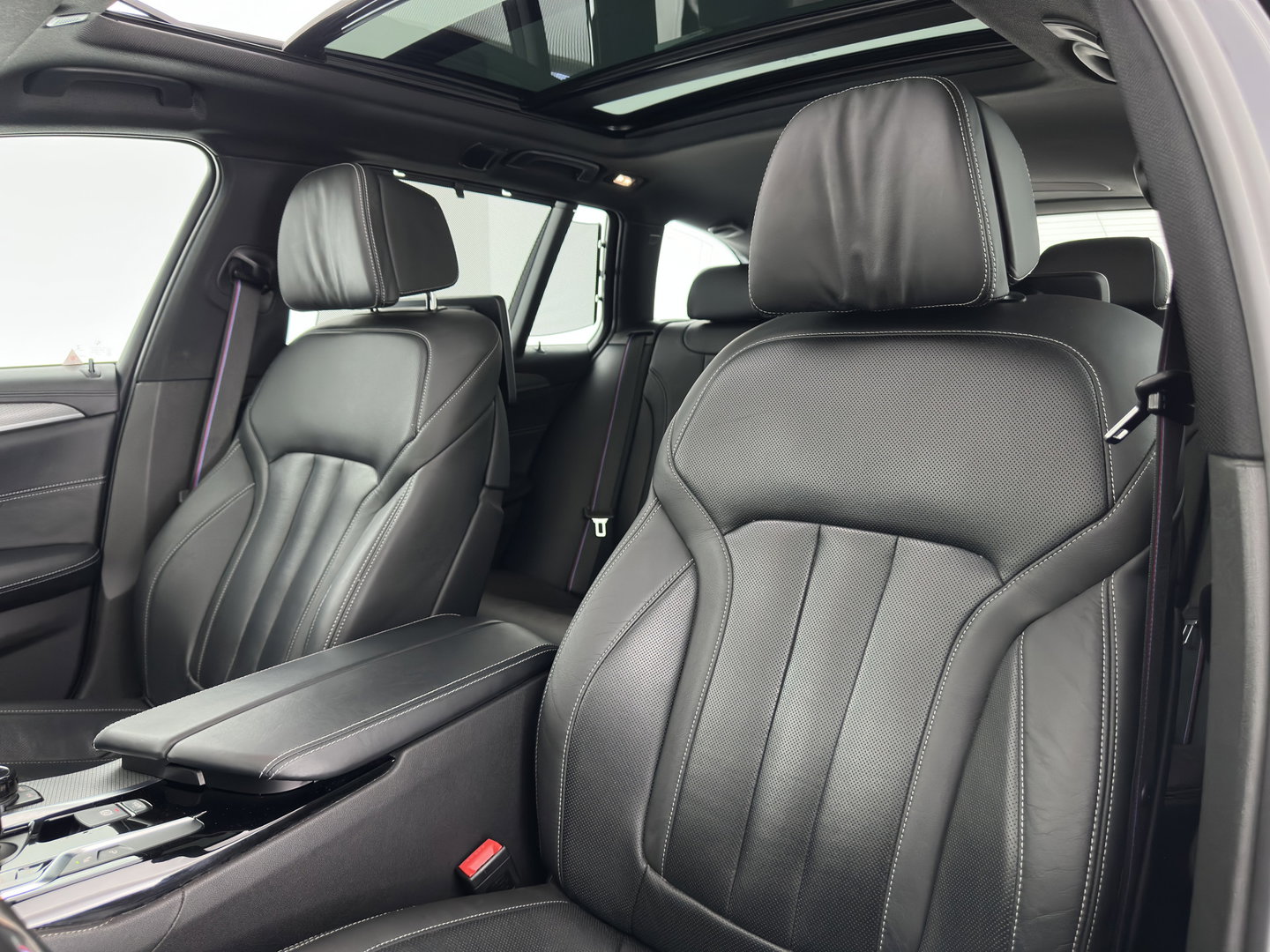 BMW 5 Serie Touring M550d xDrive High Executive (INCL-BTW) Aut. *PANO | HEAD-UP | LEATHER | BOWERS&WILKINS | ADAPTIVE-CRUISE | MASSAGE | TOP-VIEW | FULL-LED | BLIND-SPOT | MEMORY-PACK | DIGI-COCKPIT | HEATED-SPORTSEATS | KEYLESS | DAB+ | 2