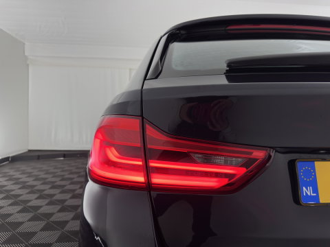 BMW 5 Serie Touring M550d xDrive High Executive (INCL-BTW) Aut. *PANO | HEAD-UP | LEATHER | BOWERS&WILKINS | ADAPTIVE-CRUISE | MASSAGE | TOP-VIEW | FULL-LED | BLIND-SPOT | MEMORY-PACK | DIGI-COCKPIT | HEATED-SPORTSEATS | KEYLESS | DAB+ | 2