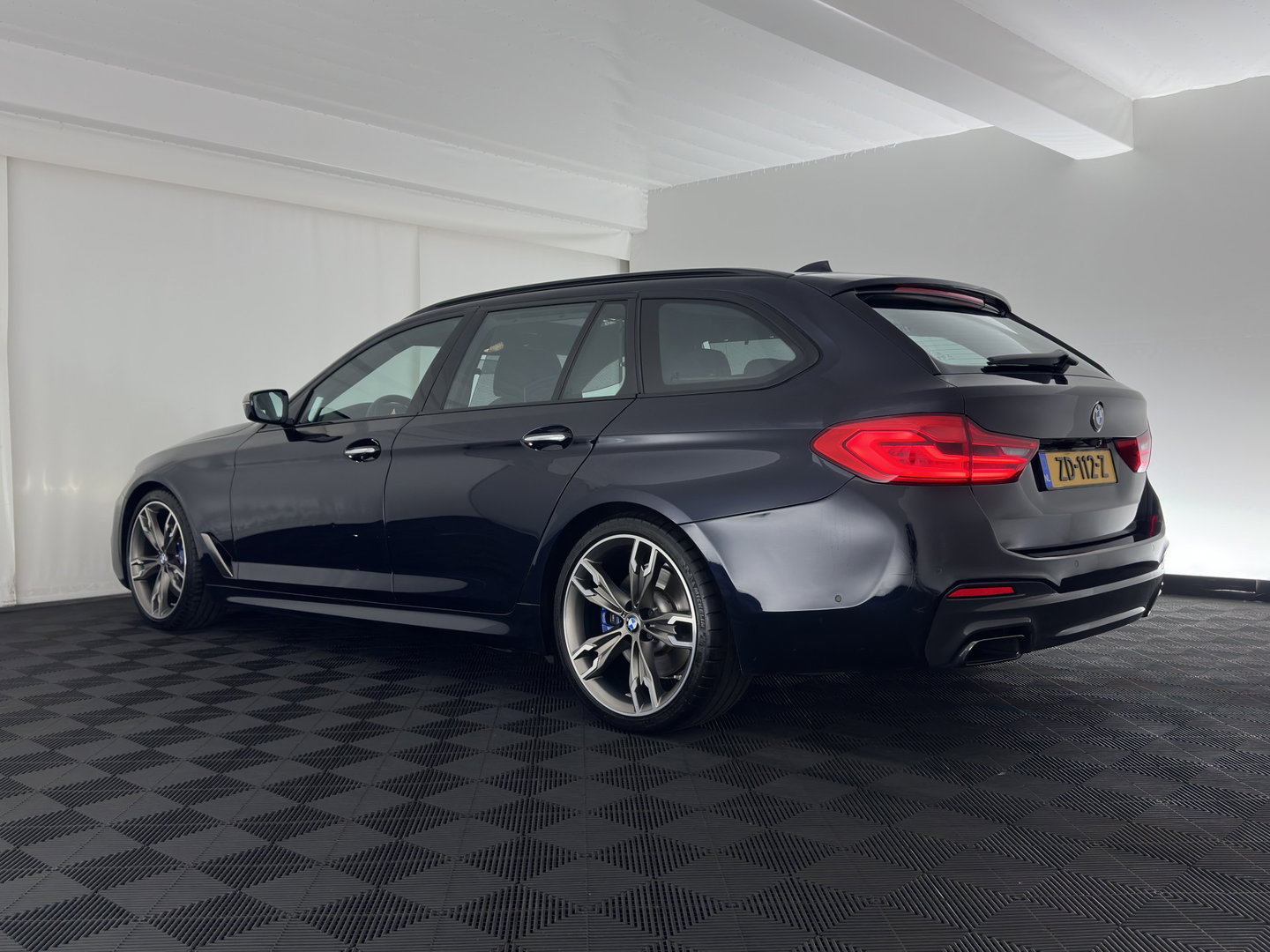 BMW 5 Serie Touring M550d xDrive High Executive (INCL-BTW) Aut. *PANO | HEAD-UP | LEATHER | BOWERS&WILKINS | ADAPTIVE-CRUISE | MASSAGE | TOP-VIEW | FULL-LED | BLIND-SPOT | MEMORY-PACK | DIGI-COCKPIT | HEATED-SPORTSEATS | KEYLESS | DAB+ | 2