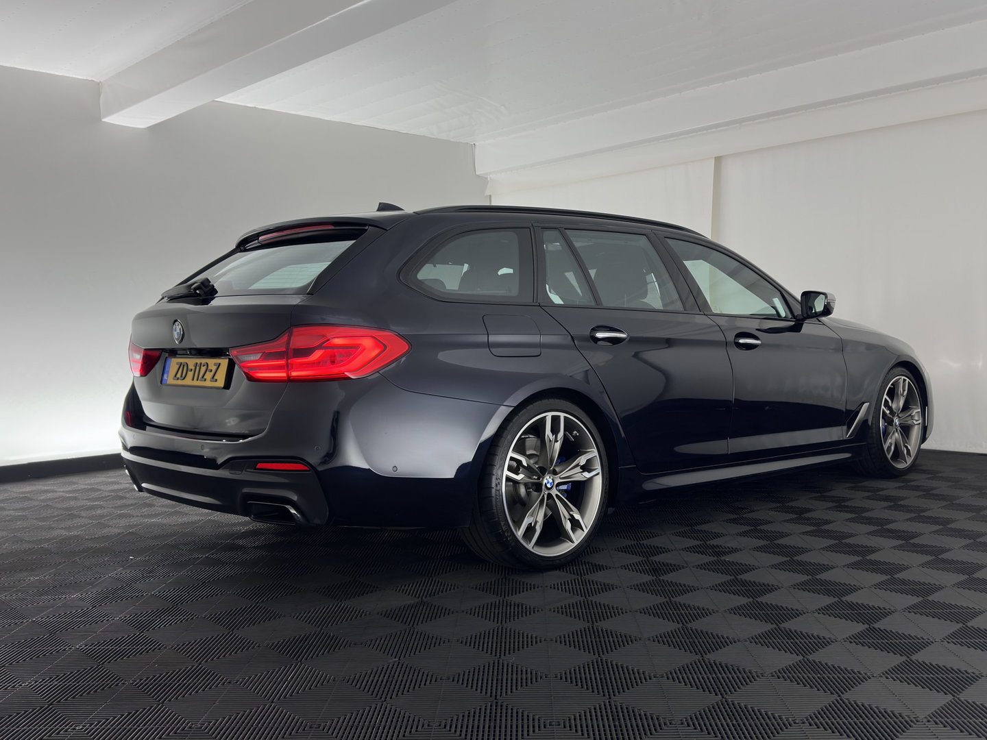 BMW 5 Serie Touring M550d xDrive High Executive (INCL-BTW) Aut. *PANO | HEAD-UP | LEATHER | BOWERS&WILKINS | ADAPTIVE-CRUISE | MASSAGE | TOP-VIEW | FULL-LED | BLIND-SPOT | MEMORY-PACK | DIGI-COCKPIT | HEATED-SPORTSEATS | KEYLESS | DAB+ | 2