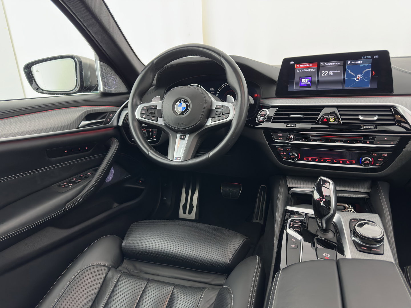 BMW 5 Serie Touring M550d xDrive High Executive (INCL-BTW) Aut. *PANO | HEAD-UP | LEATHER | BOWERS&WILKINS | ADAPTIVE-CRUISE | MASSAGE | TOP-VIEW | FULL-LED | BLIND-SPOT | MEMORY-PACK | DIGI-COCKPIT | HEATED-SPORTSEATS | KEYLESS | DAB+ | 2