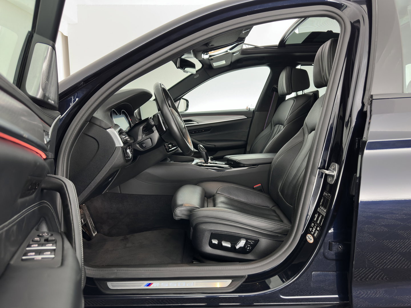 BMW 5 Serie Touring M550d xDrive High Executive (INCL-BTW) Aut. *PANO | HEAD-UP | LEATHER | BOWERS&WILKINS | ADAPTIVE-CRUISE | MASSAGE | TOP-VIEW | FULL-LED | BLIND-SPOT | MEMORY-PACK | DIGI-COCKPIT | HEATED-SPORTSEATS | KEYLESS | DAB+ | 2