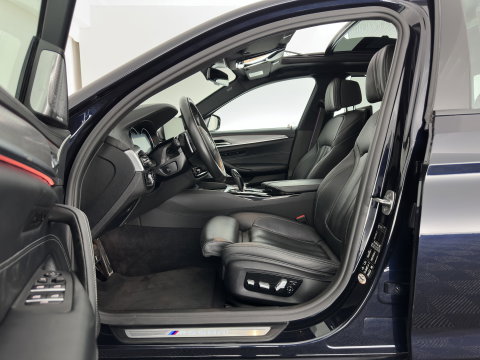 BMW 5 Serie Touring M550d xDrive High Executive (INCL-BTW) Aut. *PANO | HEAD-UP | LEATHER | BOWERS&WILKINS | ADAPTIVE-CRUISE | MASSAGE | TOP-VIEW | FULL-LED | BLIND-SPOT | MEMORY-PACK | DIGI-COCKPIT | HEATED-SPORTSEATS | KEYLESS | DAB+ | 2