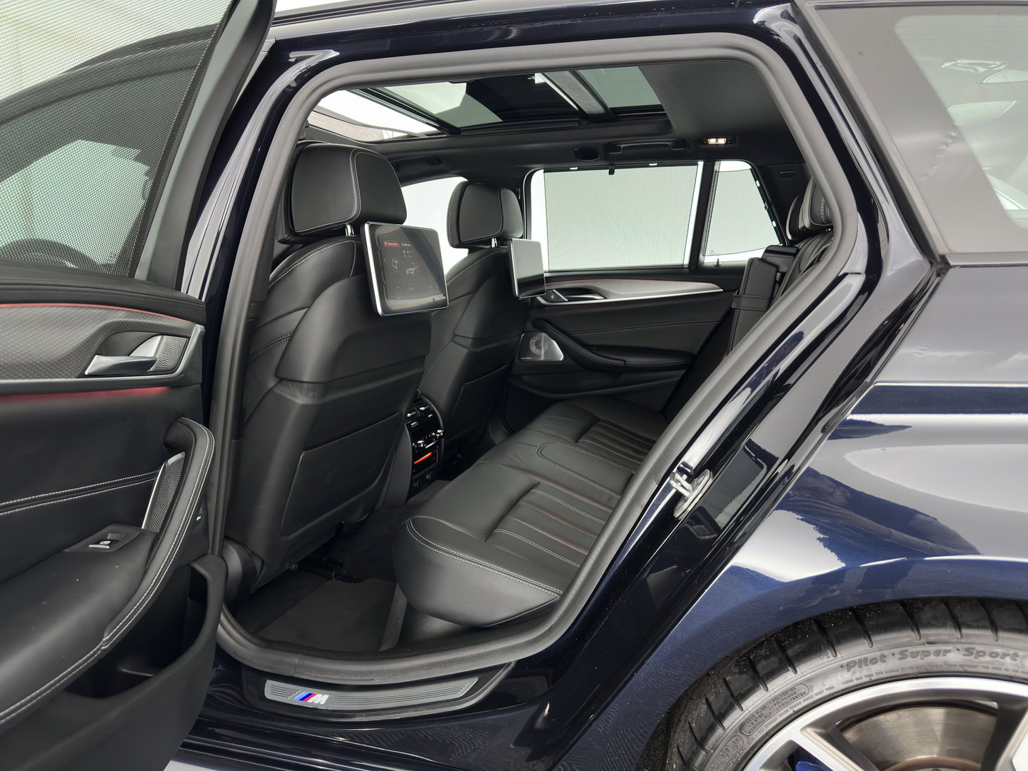BMW 5 Serie Touring M550d xDrive High Executive (INCL-BTW) Aut. *PANO | HEAD-UP | LEATHER | BOWERS&WILKINS | ADAPTIVE-CRUISE | MASSAGE | TOP-VIEW | FULL-LED | BLIND-SPOT | MEMORY-PACK | DIGI-COCKPIT | HEATED-SPORTSEATS | KEYLESS | DAB+ | 2