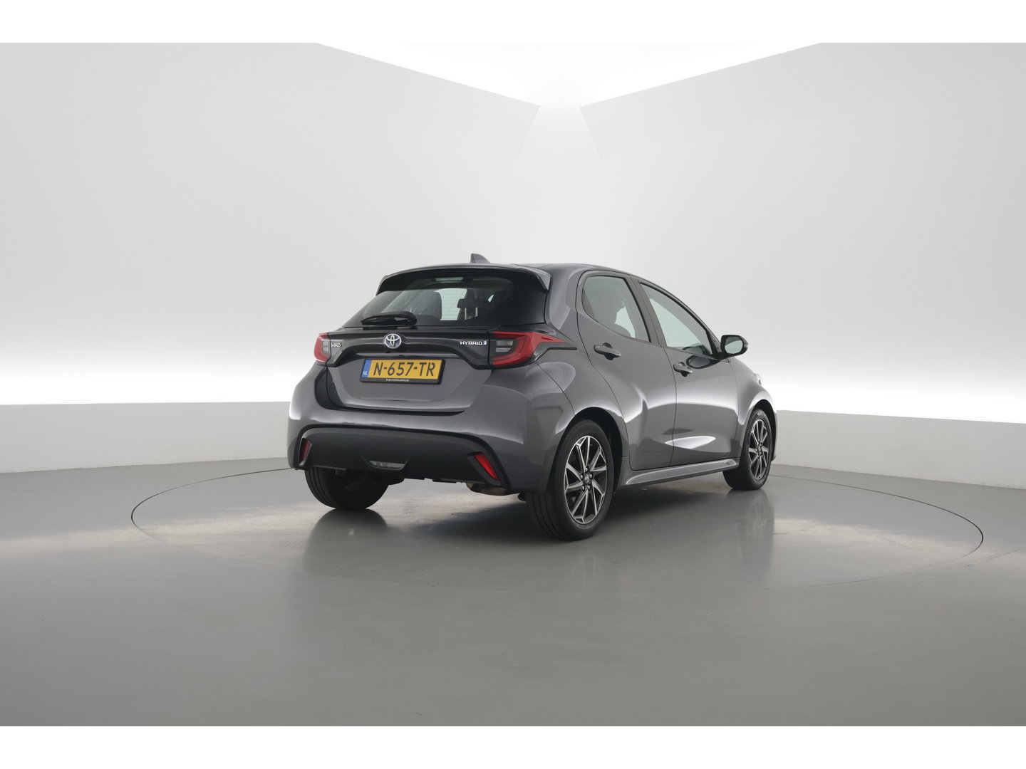 Toyota Yaris 1.5 Hybrid Dynamic | Rijklaar! | Adapt. Cruise | Bluetooth | Keyless | Lane Assist | Camera | All Season