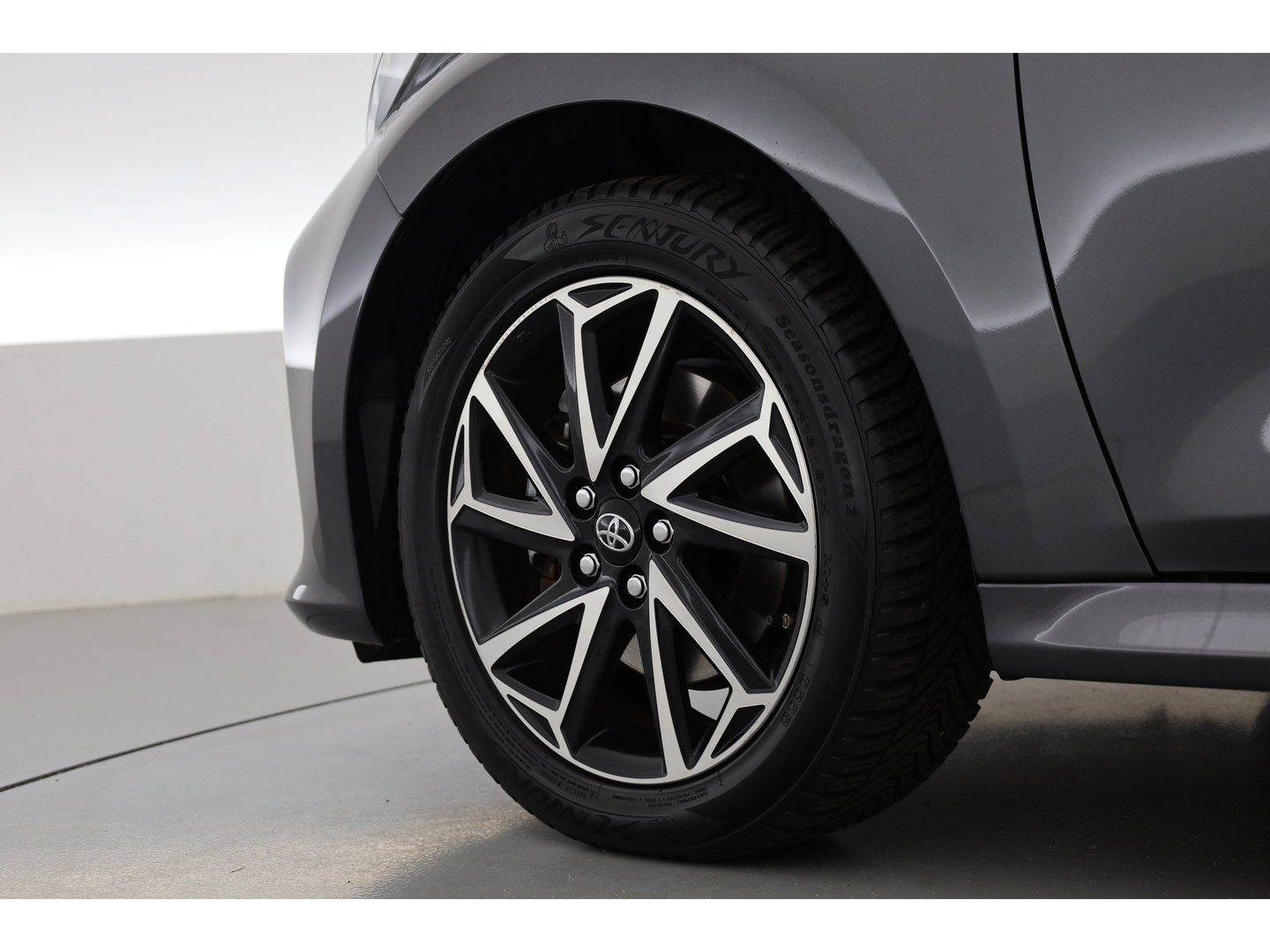 Toyota Yaris 1.5 Hybrid Dynamic | Rijklaar! | Adapt. Cruise | Bluetooth | Keyless | Lane Assist | Camera | All Season