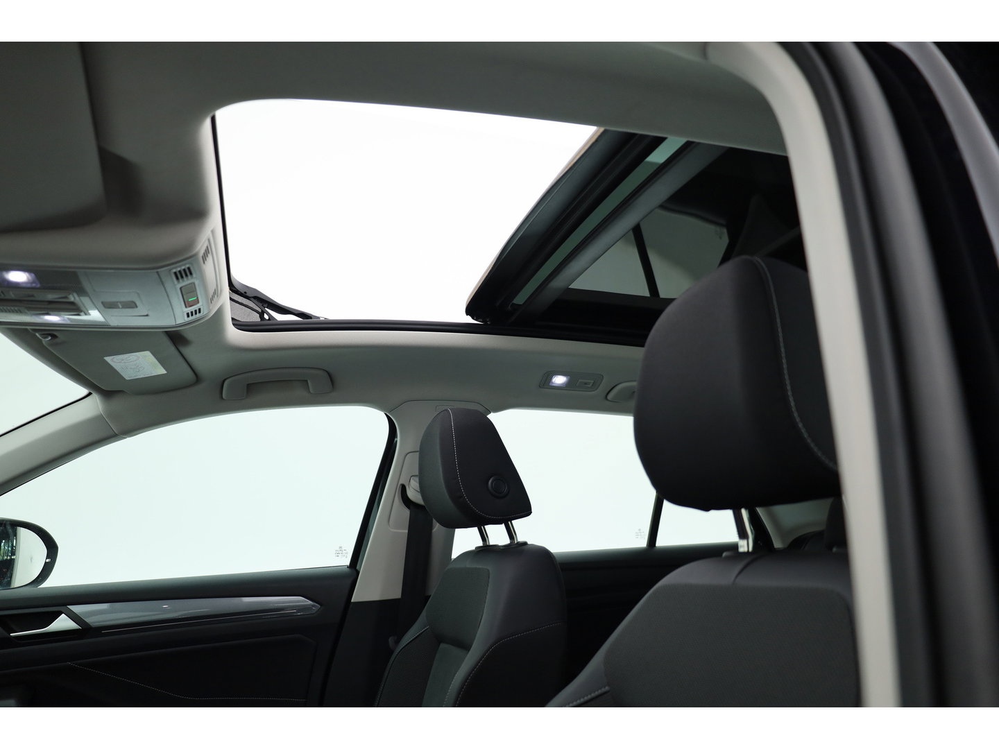 Volkswagen T-Roc 1.5 TSI Style DSG | Pano  | Afn. Trekhaak | Matrix LED | Massage | Stoelverw. | Adapt. Cruise | Dodehoekdet.