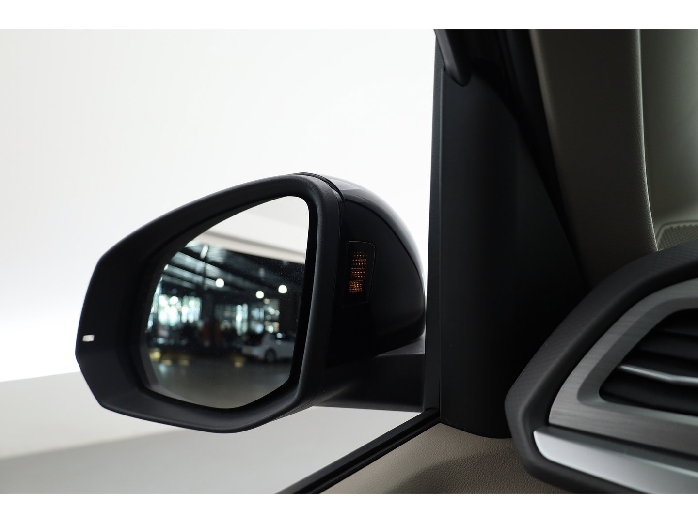 Volkswagen Multivan 1.4 eHybrid L2H1 Energetic | Rijklaar! | Elek. Deuren | 7 pers. | IQ. Light | Pano | Adapt. Cruise | Camera | Stoelverw. | Keyless | Apple CarPlay