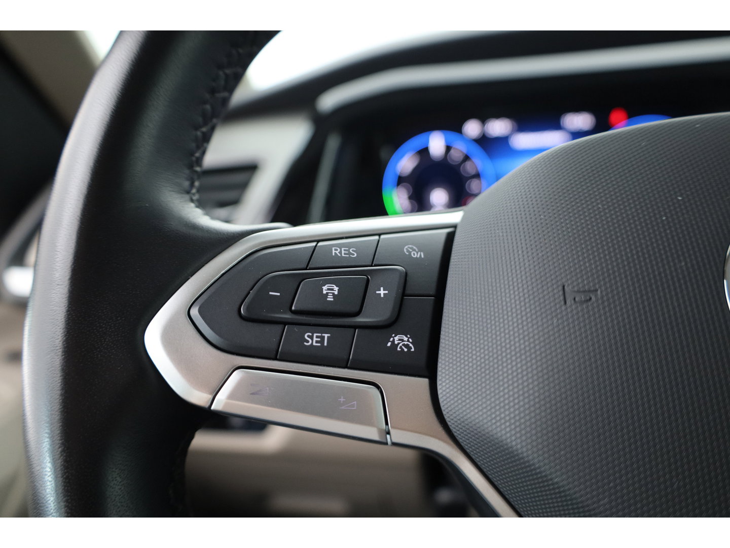 Volkswagen Multivan 1.4 eHybrid L2H1 Energetic | Rijklaar! | Elek. Deuren | 7 pers. | IQ. Light | Pano | Adapt. Cruise | Camera | Stoelverw. | Keyless | Apple CarPlay