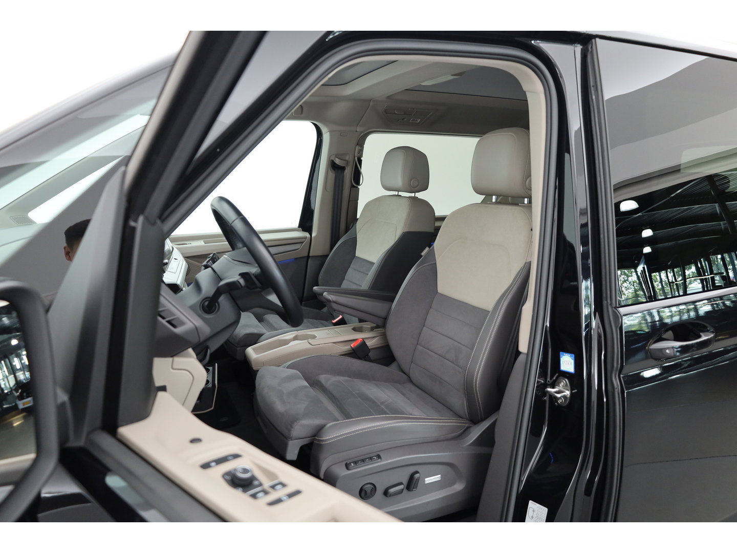 Volkswagen Multivan 1.4 eHybrid L2H1 Energetic | Rijklaar! | Elek. Deuren | 7 pers. | IQ. Light | Pano | Adapt. Cruise | Camera | Stoelverw. | Keyless | Apple CarPlay