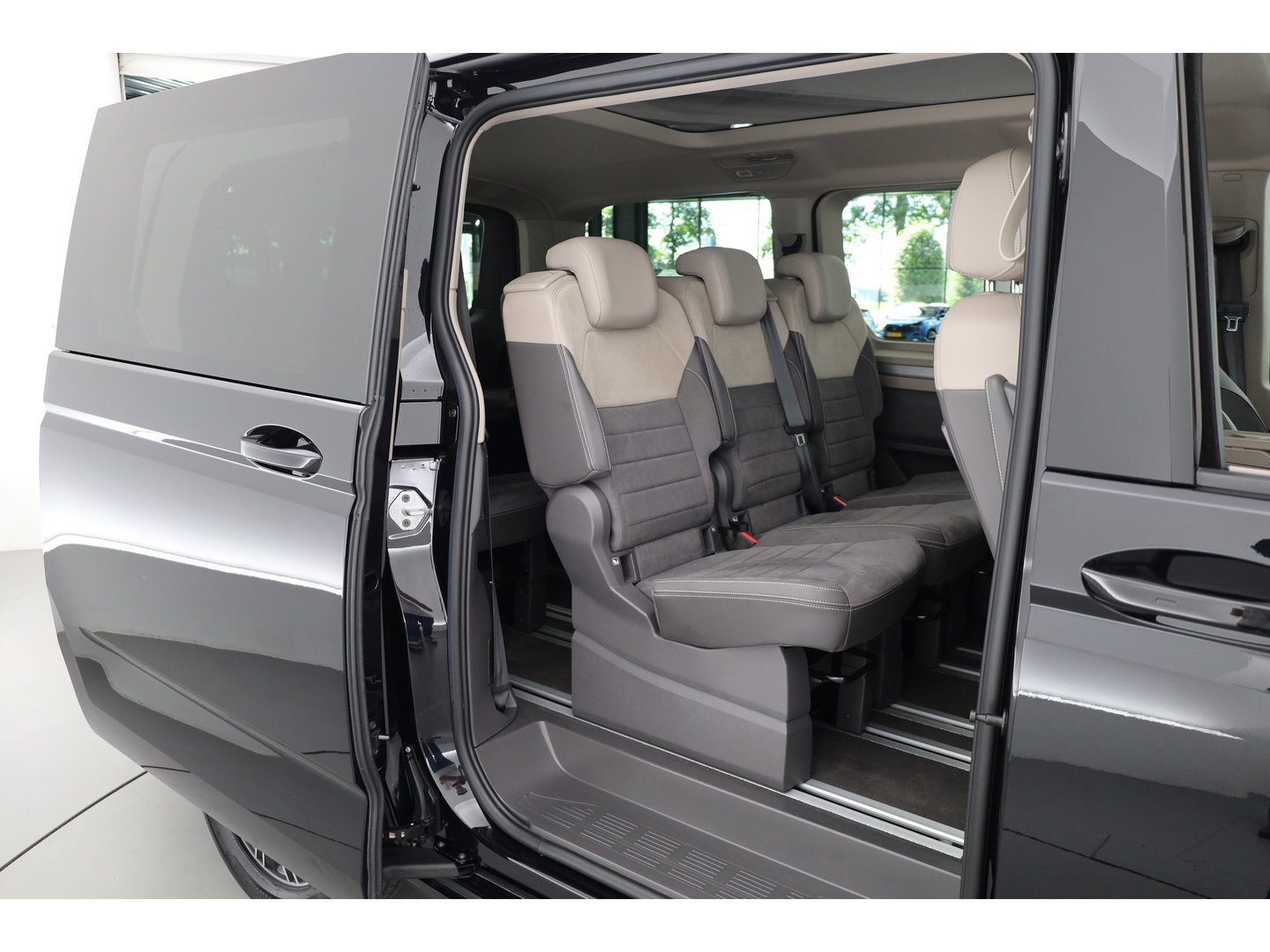 Volkswagen Multivan 1.4 eHybrid L2H1 Energetic | Rijklaar! | Elek. Deuren | 7 pers. | IQ. Light | Pano | Adapt. Cruise | Camera | Stoelverw. | Keyless | Apple CarPlay