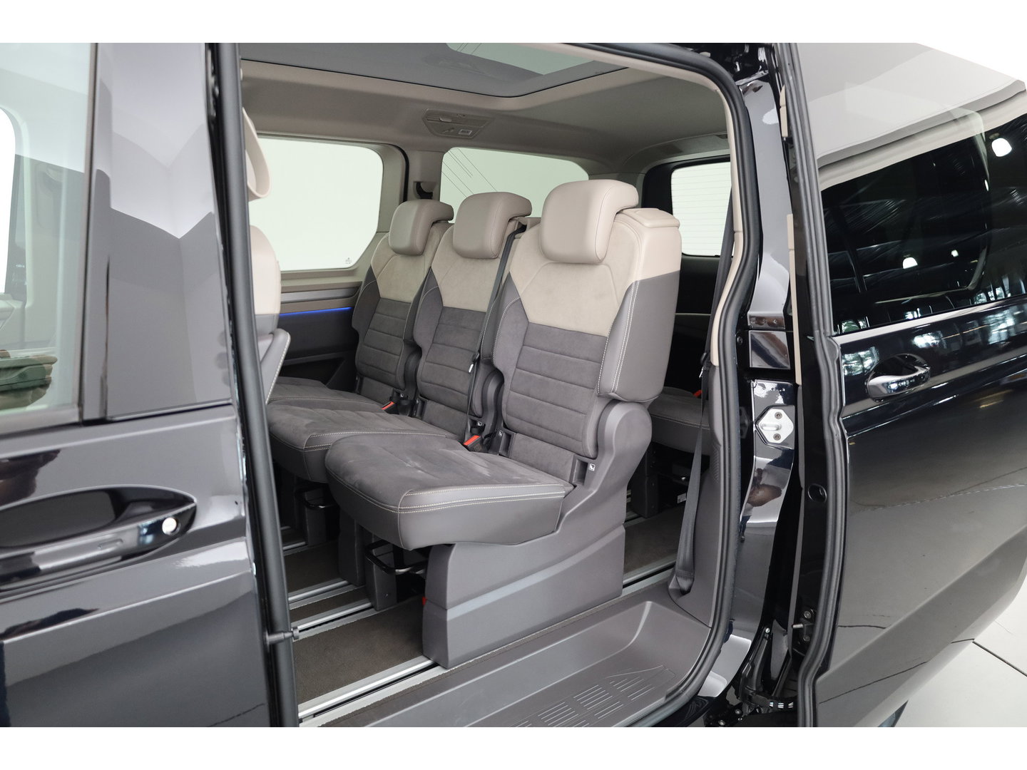 Volkswagen Multivan 1.4 eHybrid L2H1 Energetic | Rijklaar! | Elek. Deuren | 7 pers. | IQ. Light | Pano | Adapt. Cruise | Camera | Stoelverw. | Keyless | Apple CarPlay