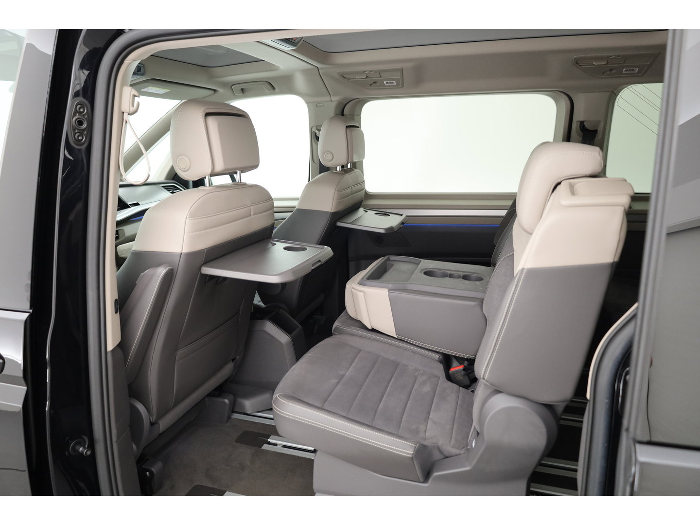 Volkswagen Multivan 1.4 eHybrid L2H1 Energetic | Rijklaar! | Elek. Deuren | 7 pers. | IQ. Light | Pano | Adapt. Cruise | Camera | Stoelverw. | Keyless | Apple CarPlay