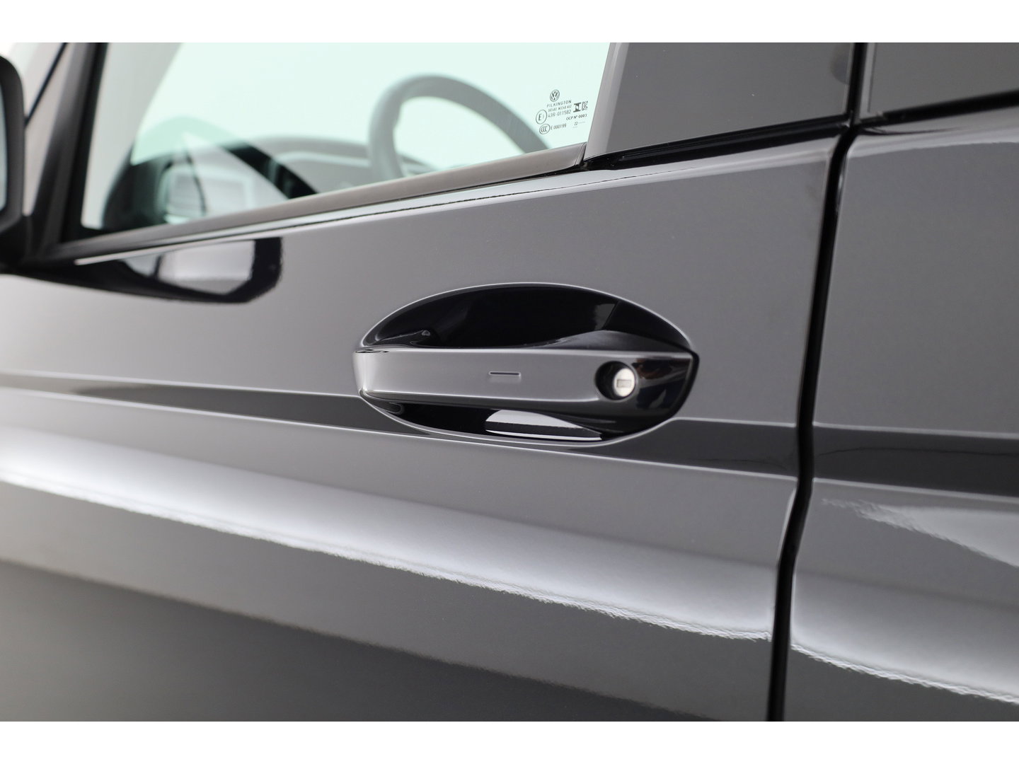 Volkswagen Multivan 1.4 eHybrid L2H1 Energetic | Rijklaar! | Elek. Deuren | 7 pers. | IQ. Light | Pano | Adapt. Cruise | Camera | Stoelverw. | Keyless | Apple CarPlay