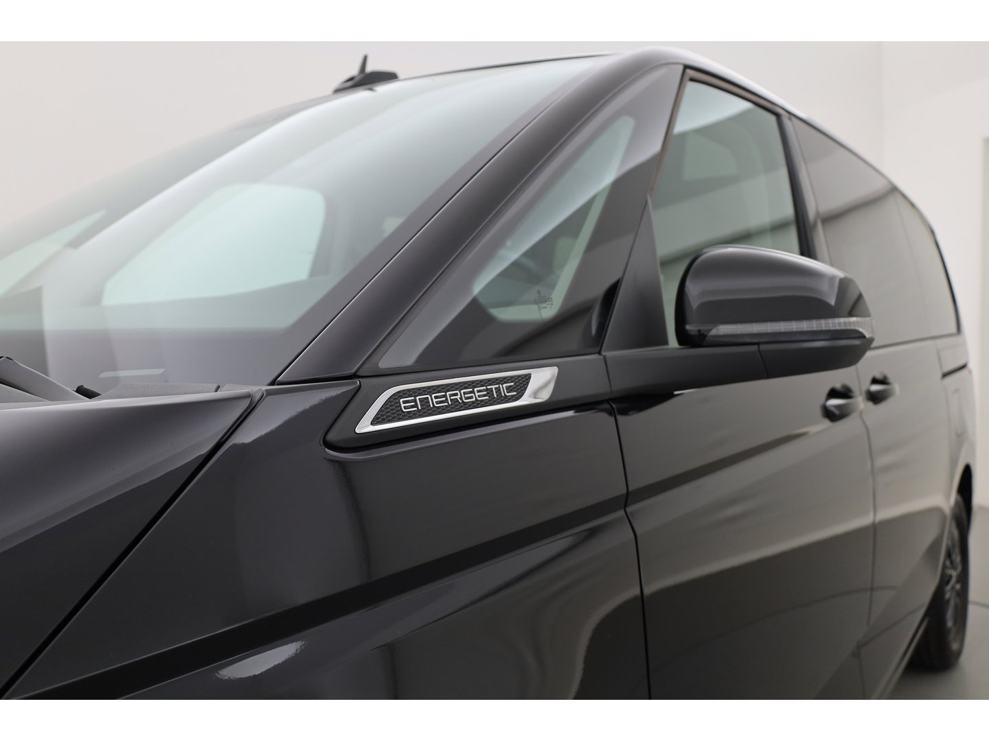 Volkswagen Multivan 1.4 eHybrid L2H1 Energetic | Rijklaar! | Elek. Deuren | 7 pers. | IQ. Light | Pano | Adapt. Cruise | Camera | Stoelverw. | Keyless | Apple CarPlay