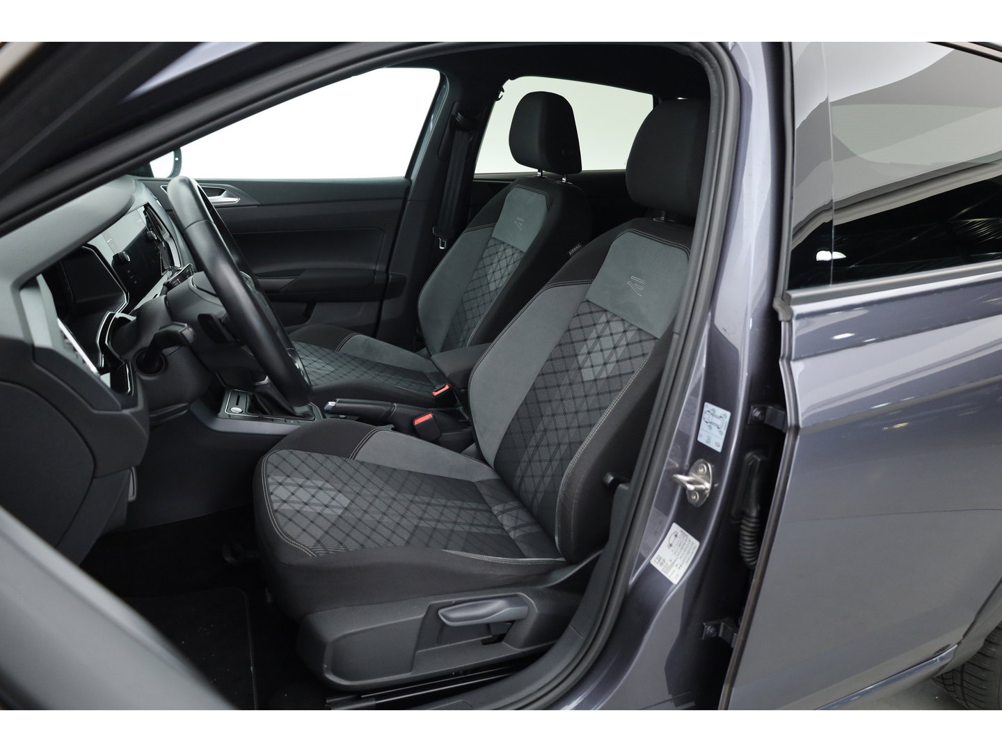 Volkswagen Taigo 1.0 TSI R-Line DSG | IQ. Light | Adapt. Cruise | Camera | Apple CarPlay | Keyless | Stoelverw. | Navi | 17'' |