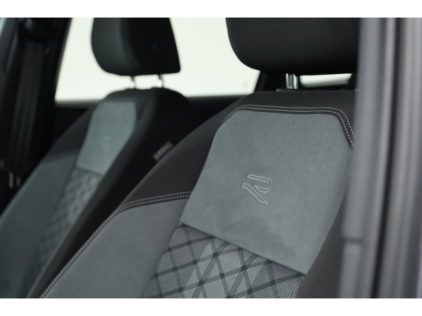 Volkswagen Taigo 1.0 TSI R-Line DSG | IQ. Light | Adapt. Cruise | Camera | Apple CarPlay | Keyless | Stoelverw. | Navi | 17'' |