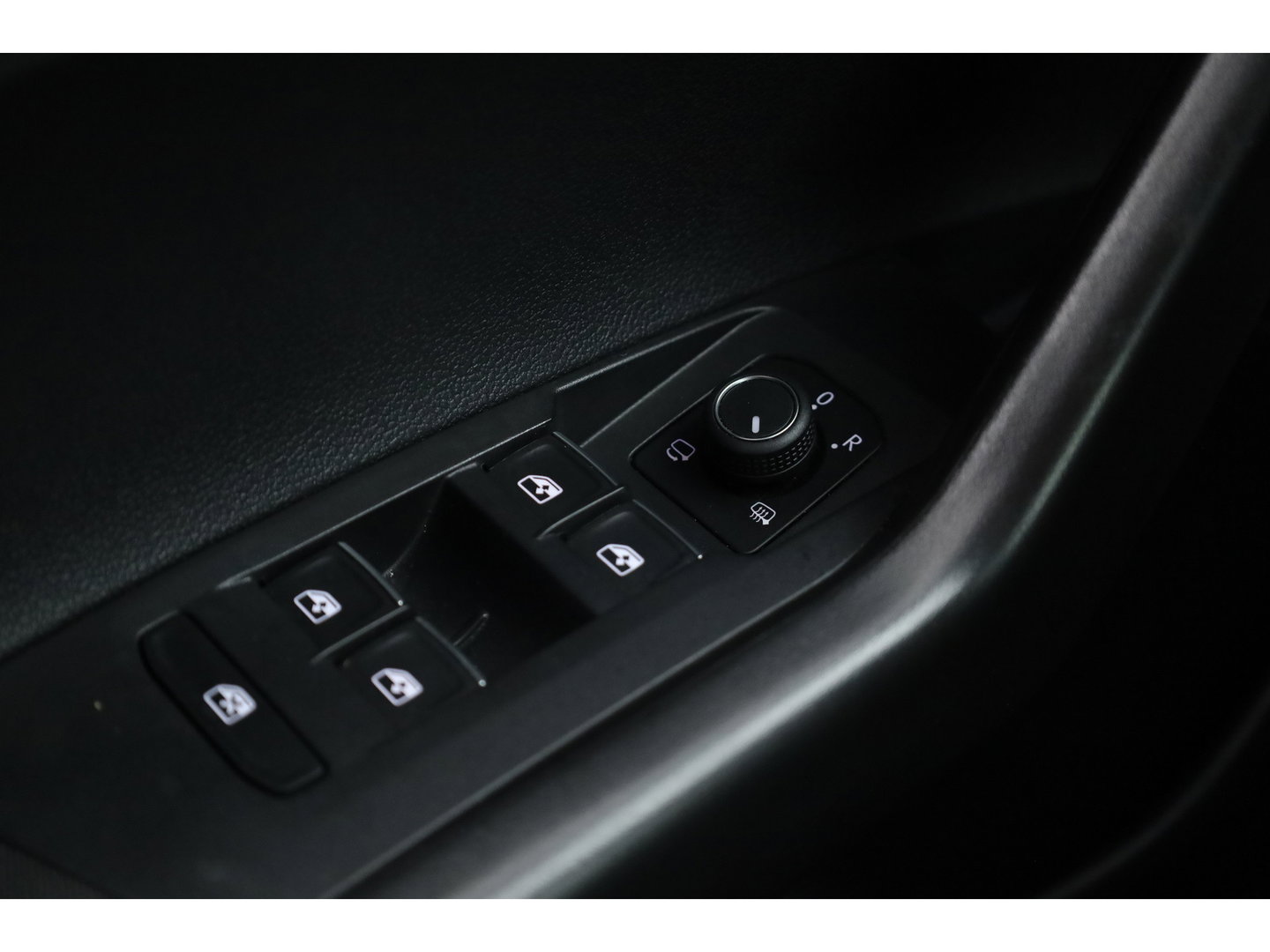 Volkswagen Taigo 1.0 TSI R-Line DSG | IQ. Light | Adapt. Cruise | Camera | Apple CarPlay | Keyless | Stoelverw. | Navi | 17'' |