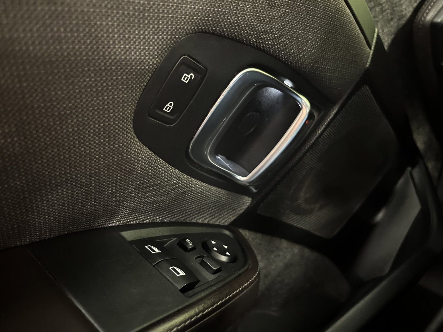 BMW i3 S 120Ah 42 kWh RoadStyle Edition | 96% SOH | Panoramadak | Stoelverwarming | Achteruitrijcamera | Keyless | Airco | Bluetooth |