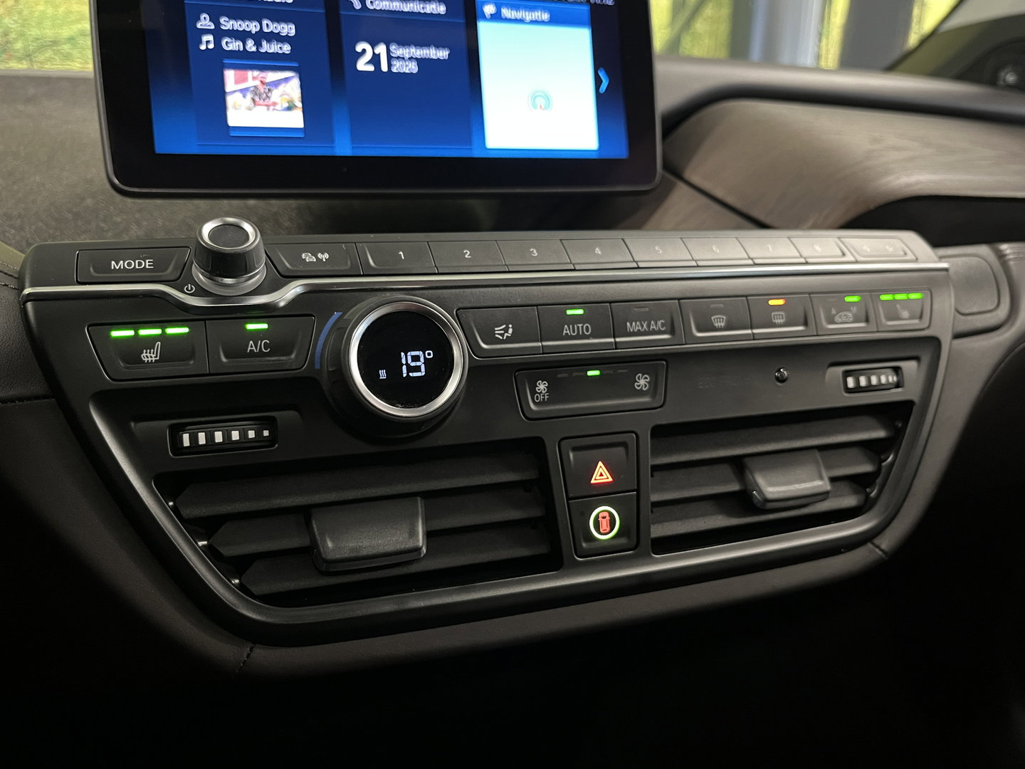 BMW i3 S 120Ah 42 kWh RoadStyle Edition | 96% SOH | Panoramadak | Stoelverwarming | Achteruitrijcamera | Keyless | Airco | Bluetooth |