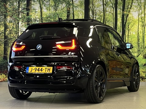 BMW i3 S 120Ah 42 kWh RoadStyle Edition | 96% SOH | Panoramadak | Stoelverwarming | Achteruitrijcamera | Keyless | Airco | Bluetooth |