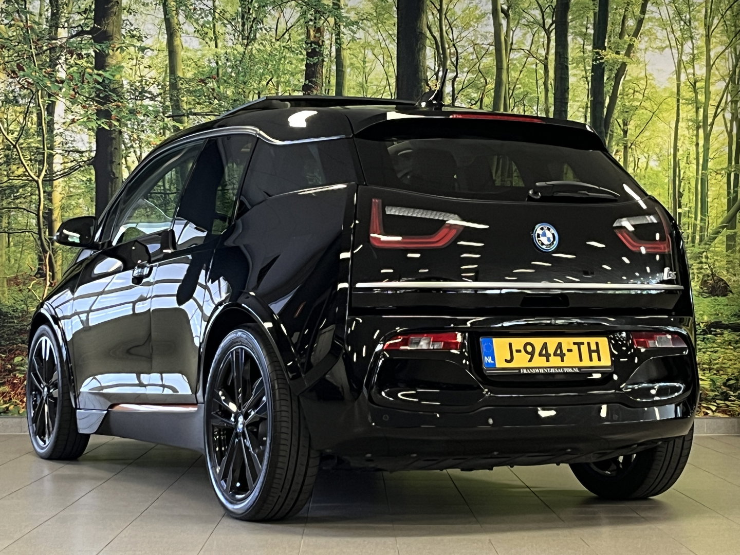 BMW i3 S 120Ah 42 kWh RoadStyle Edition | 96% SOH | Panoramadak | Stoelverwarming | Achteruitrijcamera | Keyless | Airco | Bluetooth |
