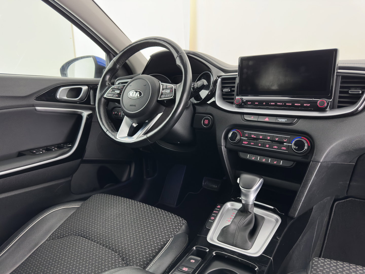 Kia Xceed 1.6 GDi PHEV DynamicPlusLine (Plug-In) {SoH-97%} (INCL-BTW ) Aut.*LEATHER-FABRIC | FULL-LED | KEYLESS | NAVI-FULLMAP | HEATED-SPORTSEATS | CAMERA | DAB | LANE-ASSIST | ADAPT.CRUISE | PRIVACY-GLASS | 16''ALU*