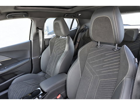 Peugeot 2008 1.2 Hybrid 136 GT PANO KEYLESS 360