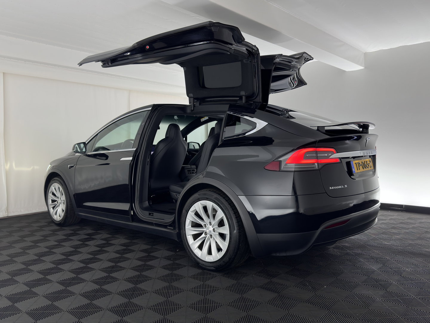 Tesla Model X 75D Base AWD ( 7-Pers. ) [3-Fase-17kW] {SoH-84%} (INCL-BTW) Aut. *PANO | LEATHER | NAVI-FULLMAP | FULL-LED | AIRSUSPENSION | DIGI-COCKPIT | FASTLOADER | KEYLESS | DAB+ | HEATED-SPORTSEATS | PRIVACY-GLASS | AUTOPILOT |  20"ALU*
