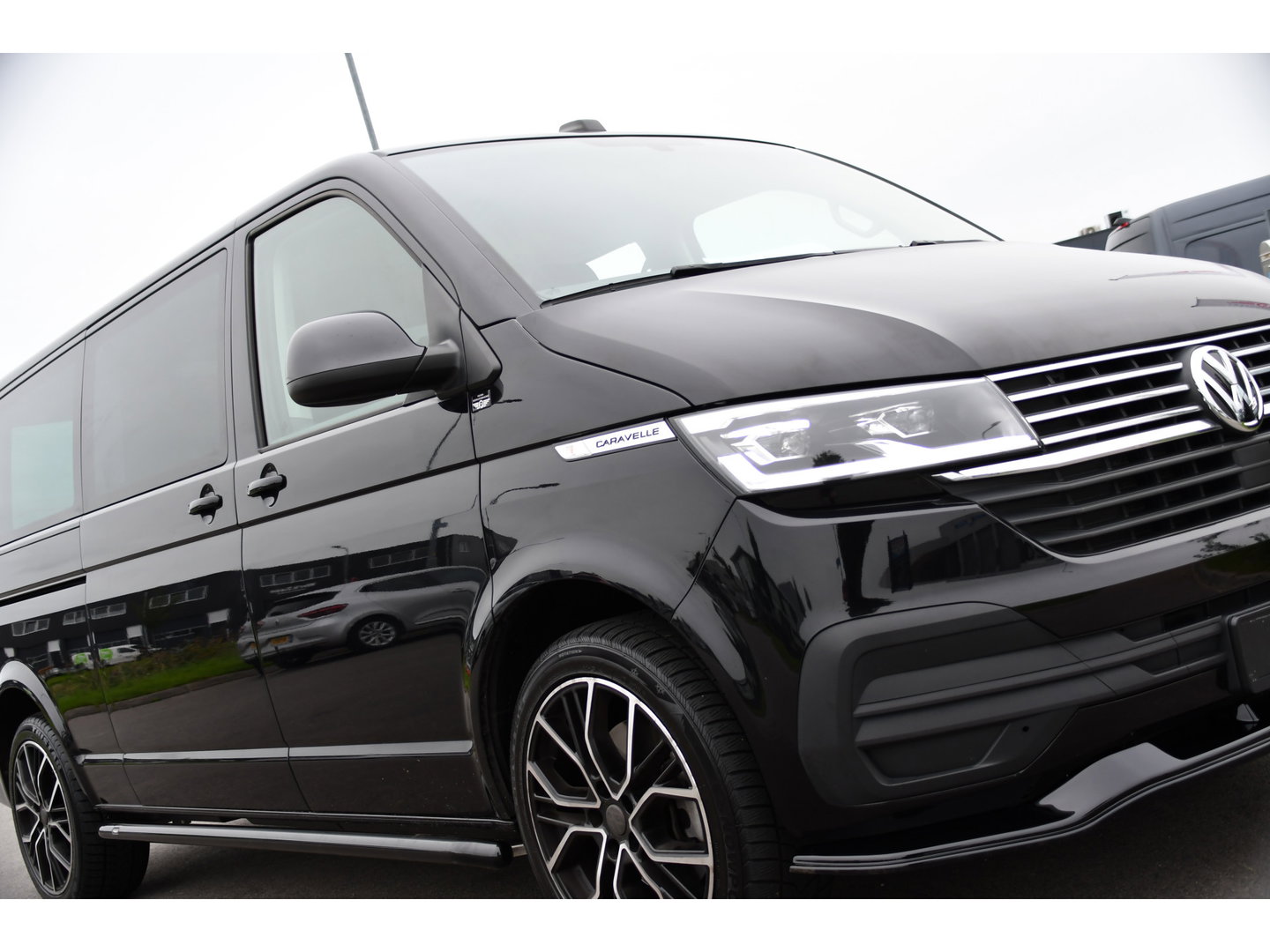 Volkswagen Transporter 2.0 TDI L2H1 32 DC Caravelle Virtual, Adaptieve Cruise, Carplay, LED, 204pk, Stoelverwarming, Clima, Automaat, 2 x Schuifdeur, Multimedia, Uniek!