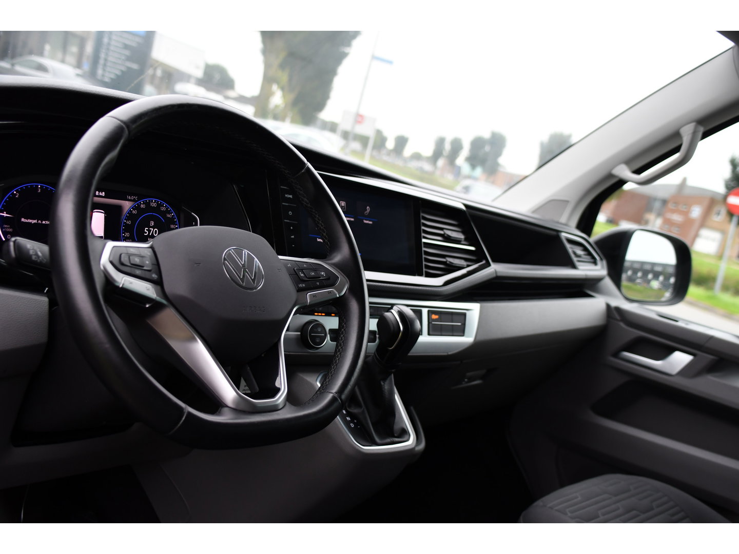 Volkswagen Transporter 2.0 TDI L2H1 32 DC Caravelle Virtual, Adaptieve Cruise, Carplay, LED, 204pk, Stoelverwarming, Clima, Automaat, 2 x Schuifdeur, Multimedia, Uniek!