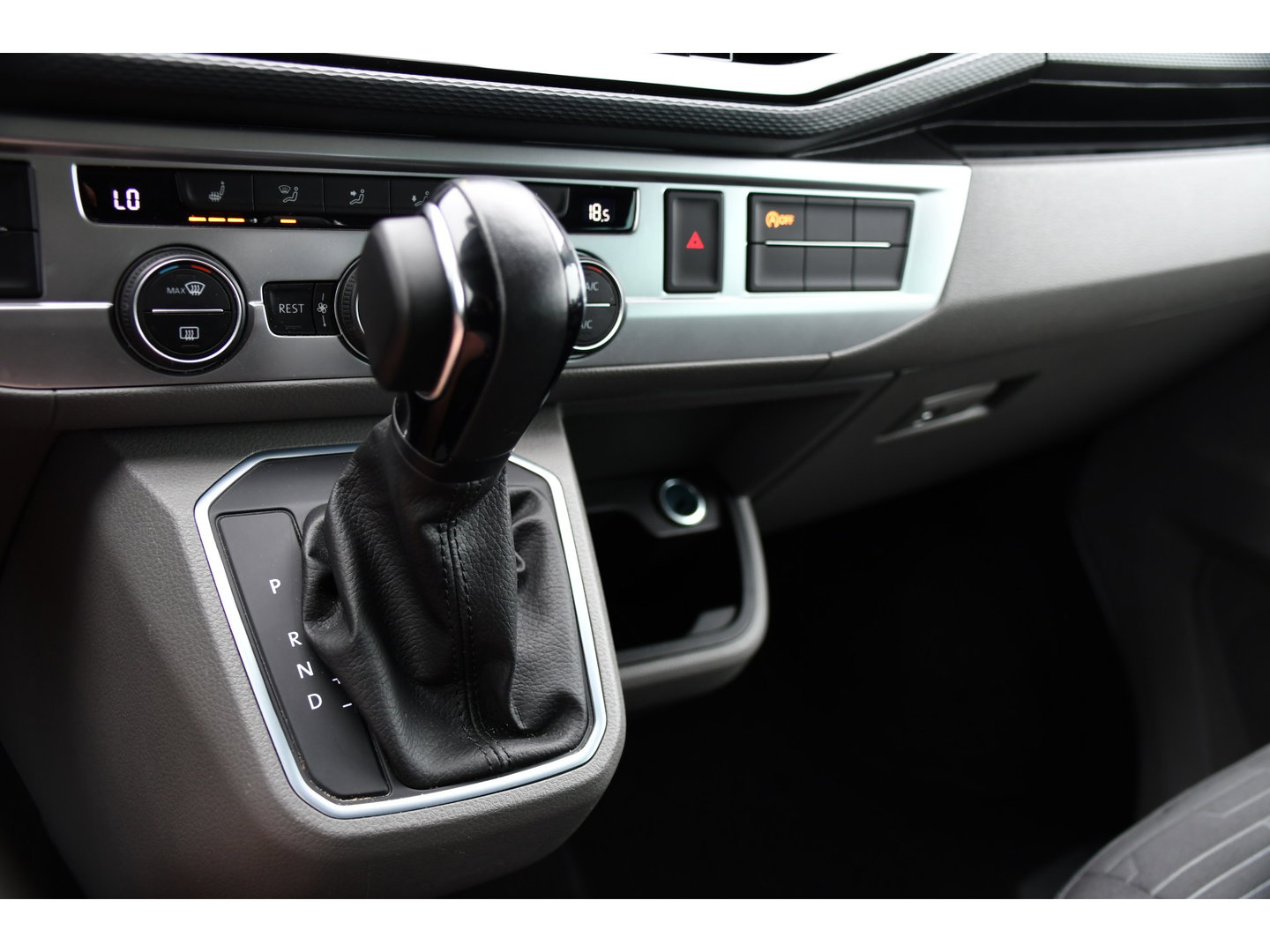 Volkswagen Transporter 2.0 TDI L2H1 32 DC Caravelle Virtual, Adaptieve Cruise, Carplay, LED, 204pk, Stoelverwarming, Clima, Automaat, 2 x Schuifdeur, Multimedia, Uniek!