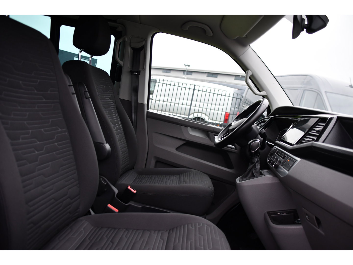 Volkswagen Transporter 2.0 TDI L2H1 32 DC Caravelle Virtual, Adaptieve Cruise, Carplay, LED, 204pk, Stoelverwarming, Clima, Automaat, 2 x Schuifdeur, Multimedia, Uniek!