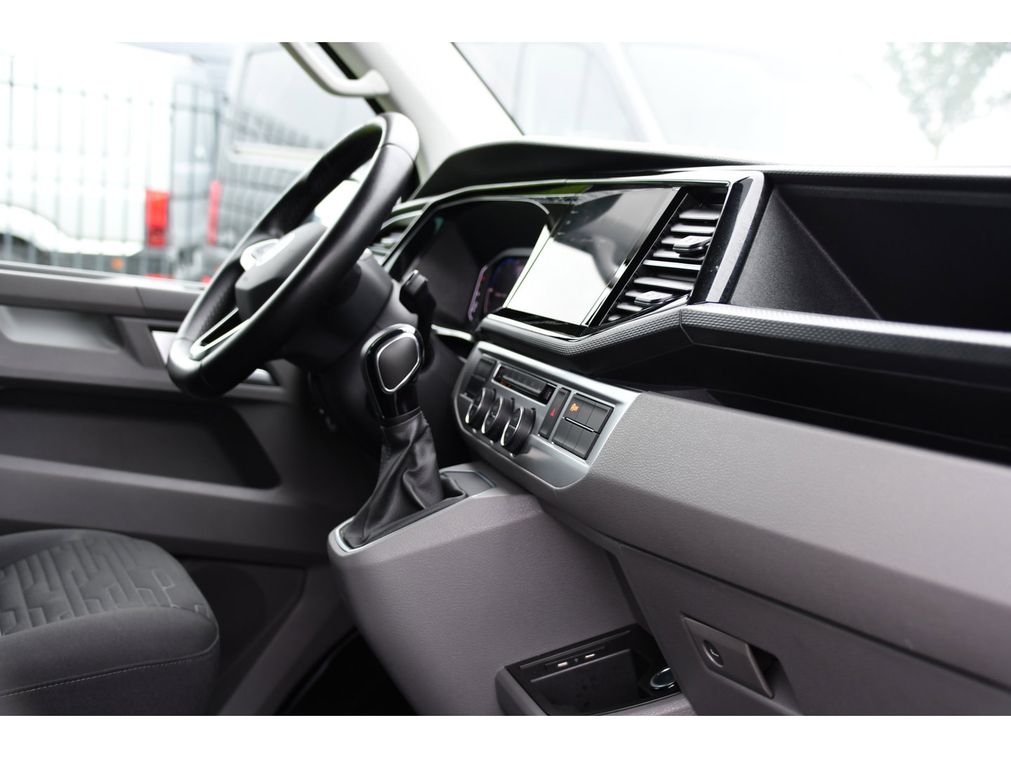 Volkswagen Transporter 2.0 TDI L2H1 32 DC Caravelle Virtual, Adaptieve Cruise, Carplay, LED, 204pk, Stoelverwarming, Clima, Automaat, 2 x Schuifdeur, Multimedia, Uniek!