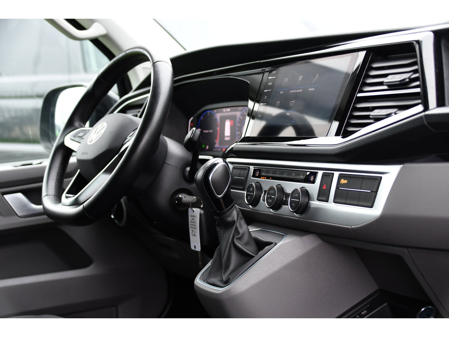 Volkswagen Transporter 2.0 TDI L2H1 32 DC Caravelle Virtual, Adaptieve Cruise, Carplay, LED, 204pk, Stoelverwarming, Clima, Automaat, 2 x Schuifdeur, Multimedia, Uniek!