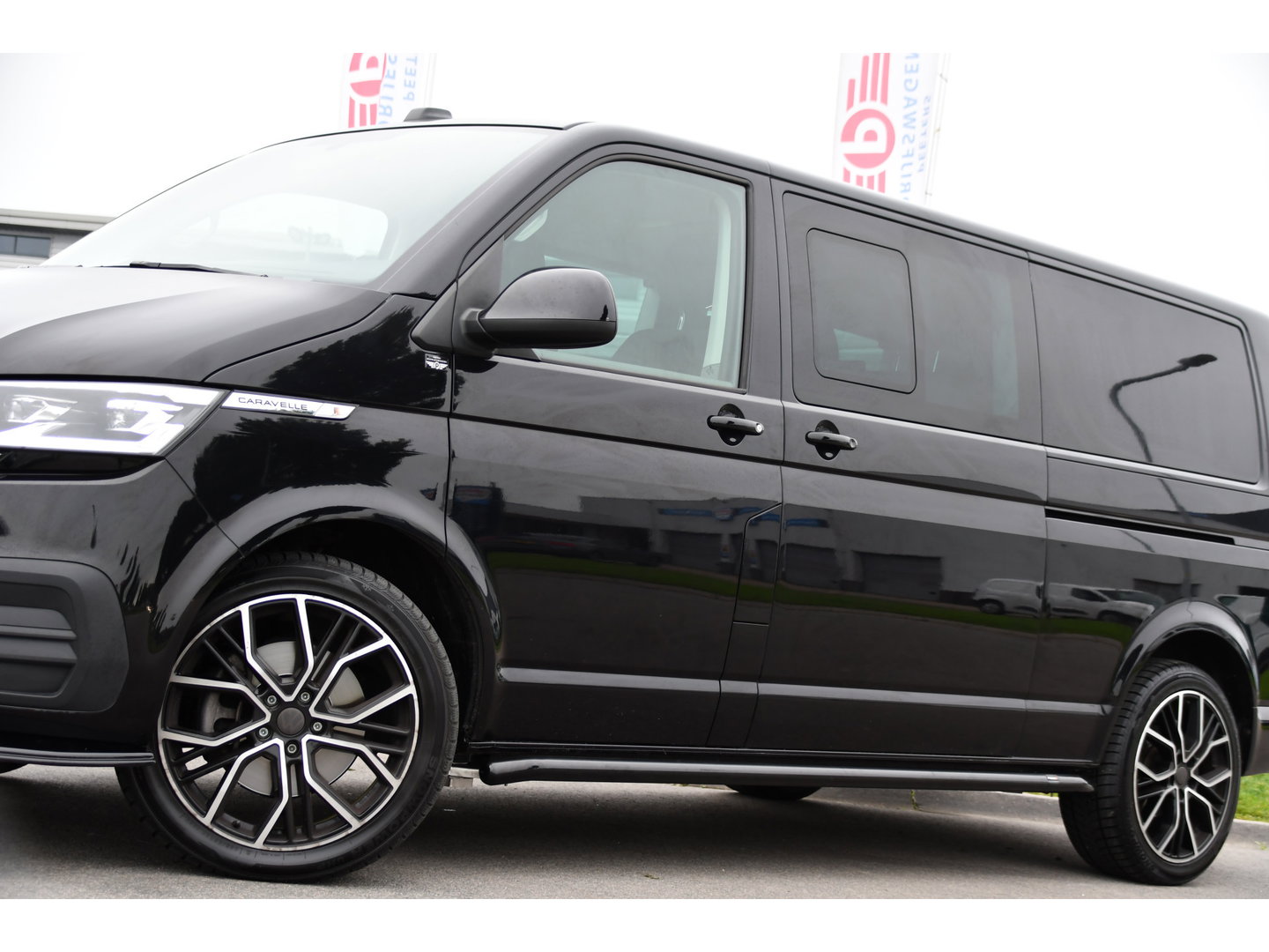 Volkswagen Transporter 2.0 TDI L2H1 32 DC Caravelle Virtual, Adaptieve Cruise, Carplay, LED, 204pk, Stoelverwarming, Clima, Automaat, 2 x Schuifdeur, Multimedia, Uniek!
