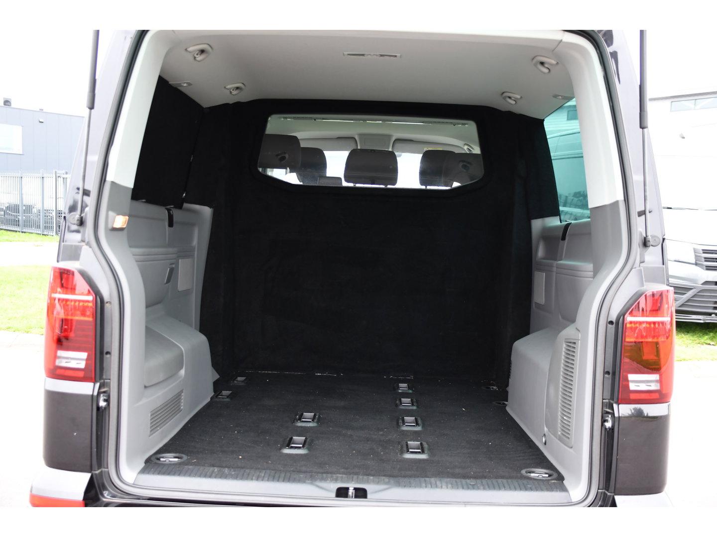 Volkswagen Transporter 2.0 TDI L2H1 32 DC Caravelle Virtual, Adaptieve Cruise, Carplay, LED, 204pk, Stoelverwarming, Clima, Automaat, 2 x Schuifdeur, Multimedia, Uniek!