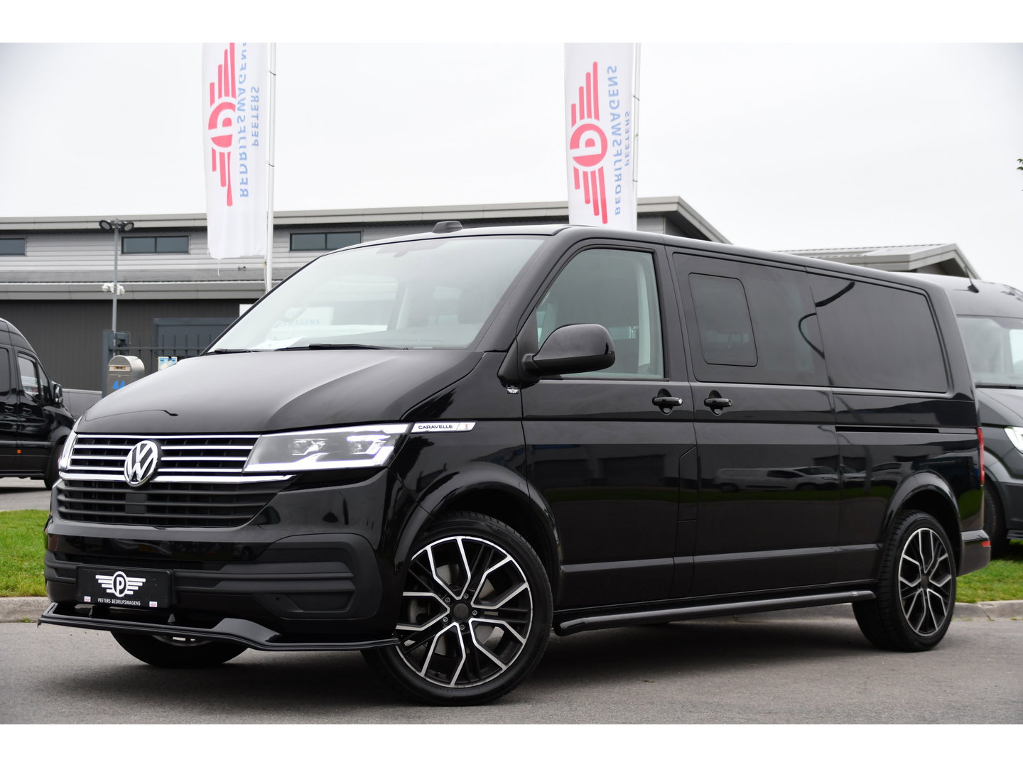 Volkswagen Transporter 2.0 TDI L2H1 32 DC Caravelle Virtual, Adaptieve Cruise, Carplay, LED, 204pk, Stoelverwarming, Clima, Automaat, 2 x Schuifdeur, Multimedia, Uniek!