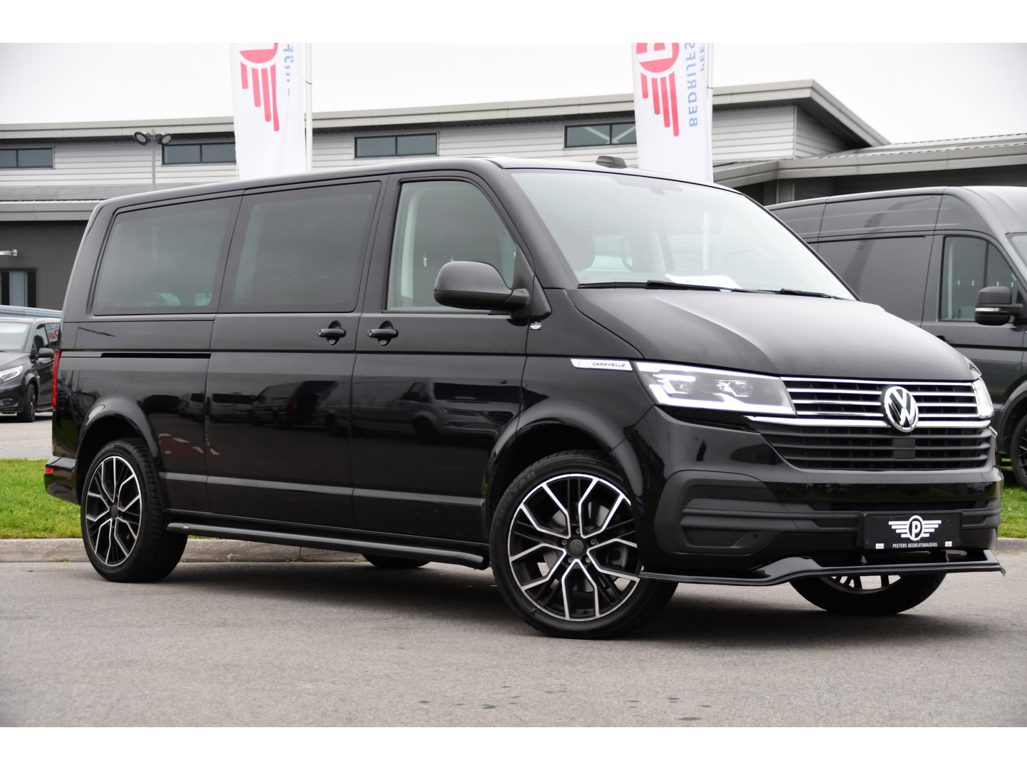 Volkswagen Transporter 2.0 TDI L2H1 32 DC Caravelle Virtual, Adaptieve Cruise, Carplay, LED, 204pk, Stoelverwarming, Clima, Automaat, 2 x Schuifdeur, Multimedia, Uniek!