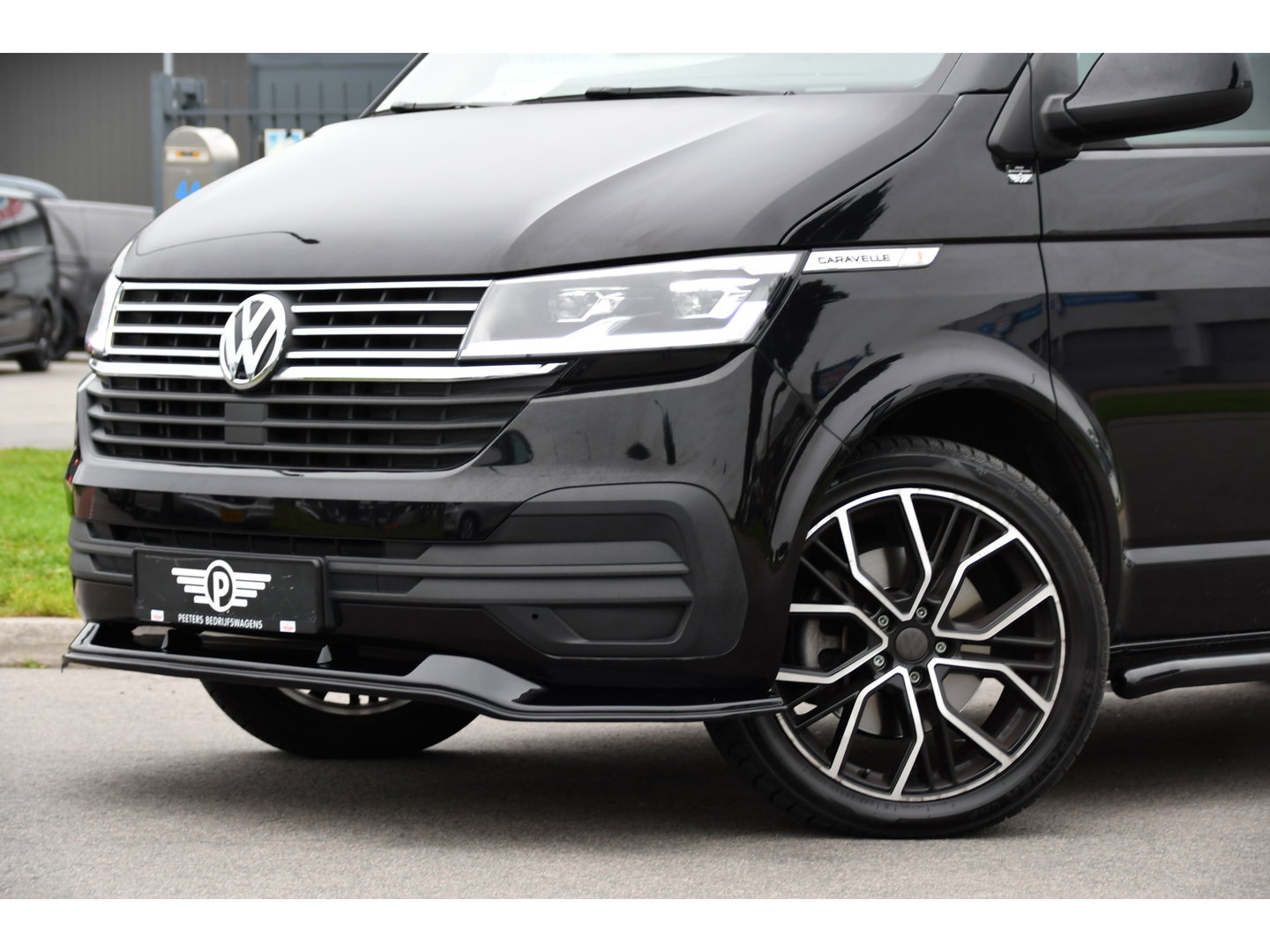 Volkswagen Transporter 2.0 TDI L2H1 32 DC Caravelle Virtual, Adaptieve Cruise, Carplay, LED, 204pk, Stoelverwarming, Clima, Automaat, 2 x Schuifdeur, Multimedia, Uniek!