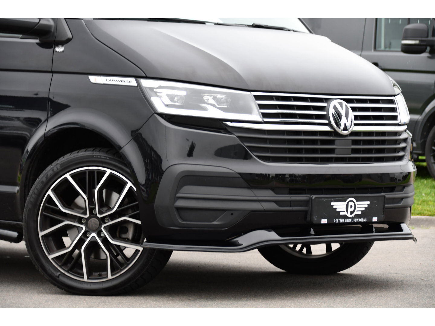 Volkswagen Transporter 2.0 TDI L2H1 32 DC Caravelle Virtual, Adaptieve Cruise, Carplay, LED, 204pk, Stoelverwarming, Clima, Automaat, 2 x Schuifdeur, Multimedia, Uniek!