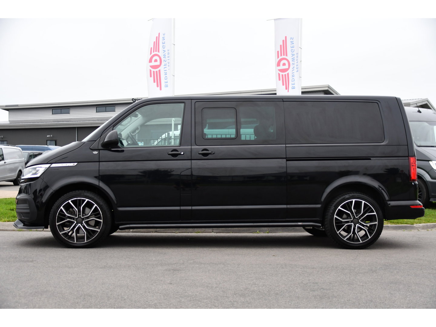 Volkswagen Transporter 2.0 TDI L2H1 32 DC Caravelle Virtual, Adaptieve Cruise, Carplay, LED, 204pk, Stoelverwarming, Clima, Automaat, 2 x Schuifdeur, Multimedia, Uniek!