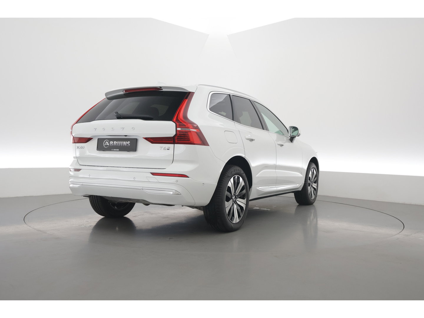 Volvo XC60 T6 Plug-in hybrid AWD Plus Bright Adap. Cruise | 360 camera | H&K Audio | Blis | Stoel + stuurverw. |