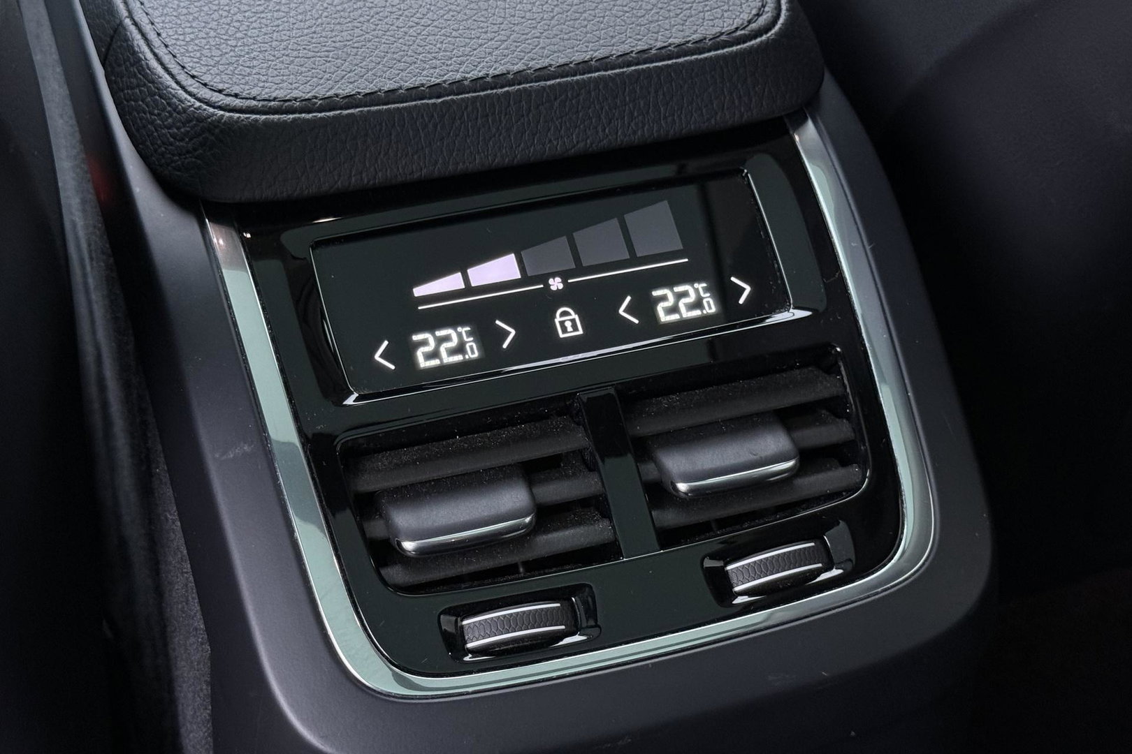 Volvo XC90 T8 Inscription | HEICO | Harman/Kardon | Panoramadak | 360° Camera | Head-Up | Trekhaak | Stoel+Stuurverwarming | ACC | 22 Inch