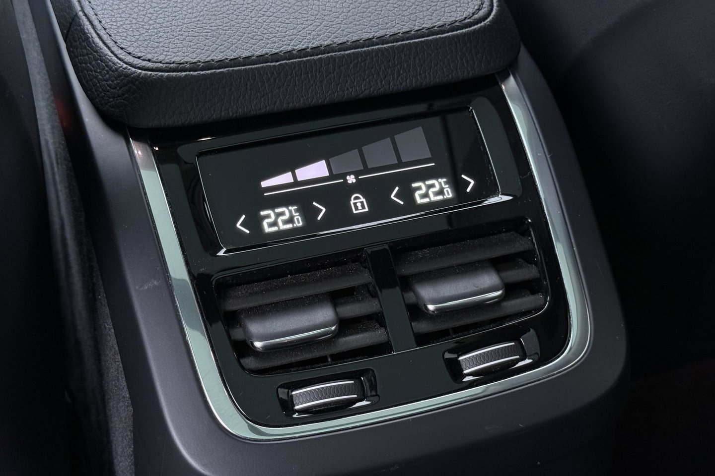 Volvo XC90 T8 Inscription | HEICO | Harman/Kardon | Panoramadak | 360° Camera | Head-Up | Trekhaak | Stoel+Stuurverwarming | ACC | 22 Inch